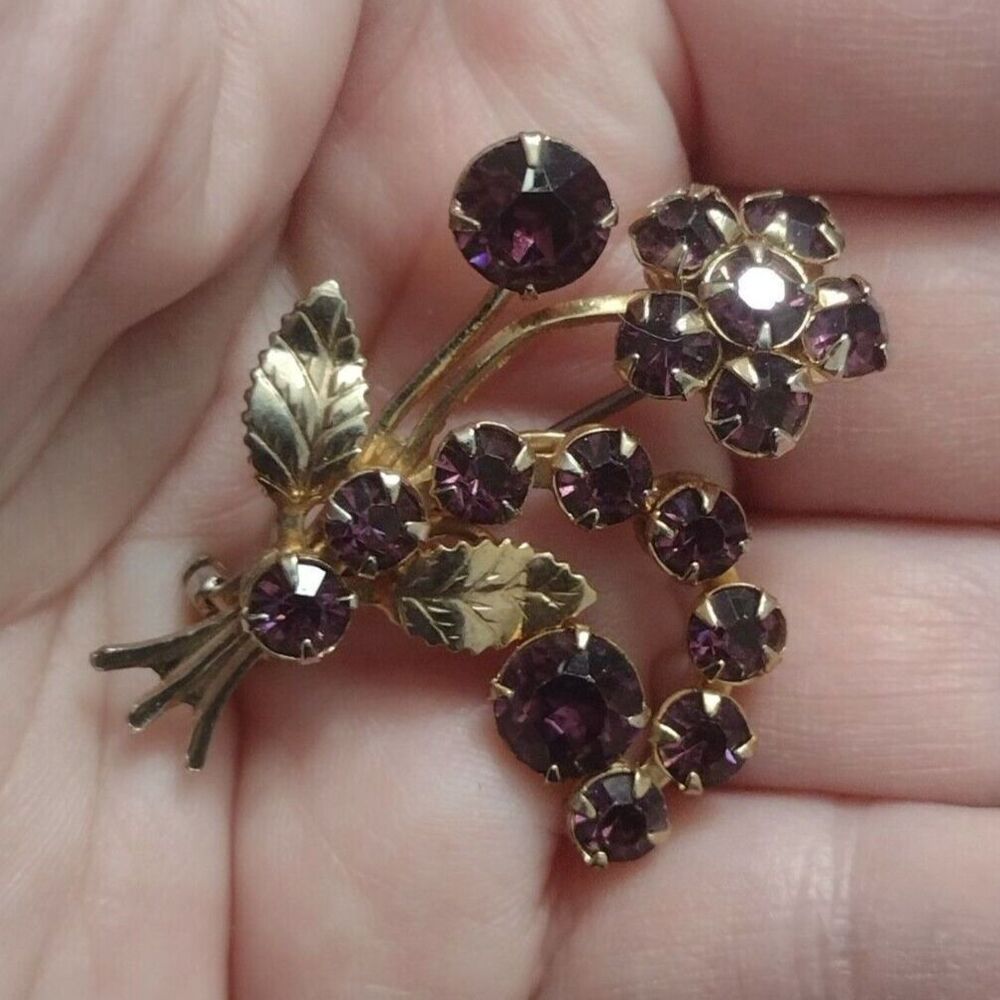 Vintage gold tone purple flowers brooch